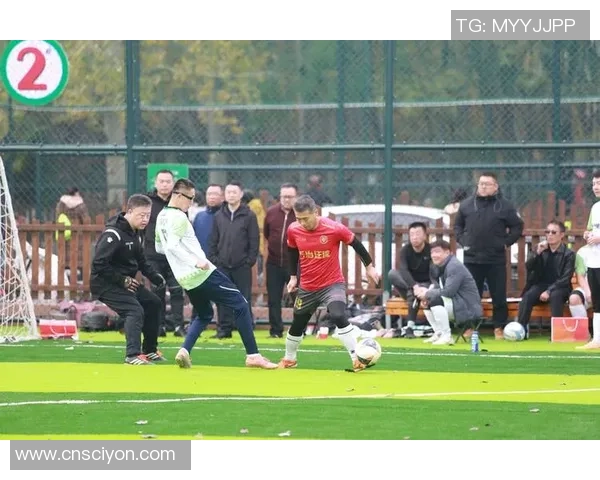 足球明星现身机场直播粉丝热情高涨互动不断引发关注 足球明星现身机场直播粉丝热情高涨互动不断引发关注