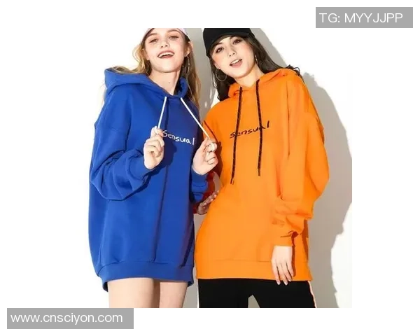 足球明星休闲装扮时尚解析展现个性魅力与运动风范的完美结合